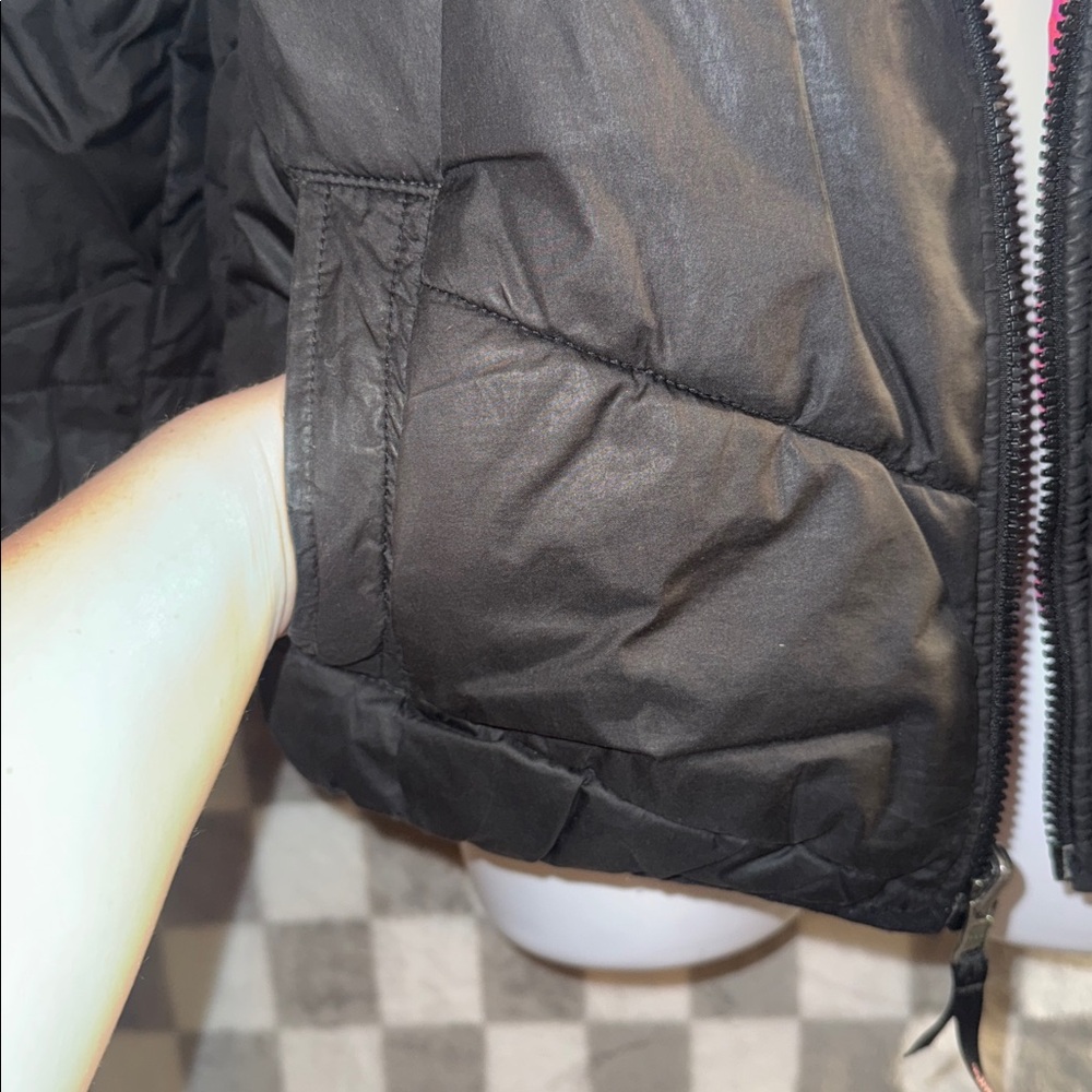 North Face Girls Zip Up Black & Pink Reversible Puffer Jacket Size 18/ XL. - Picture 4 of 12